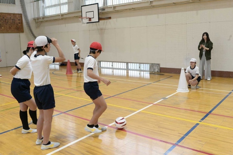 スポーツマネジメントゼミが江東区立小学校にてオリンピック・パラリンピック授業を実施しました02