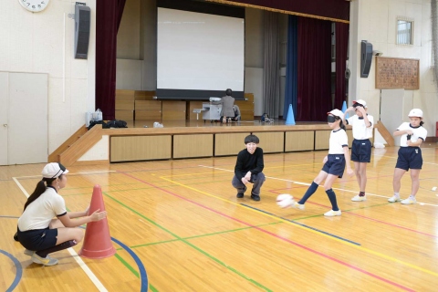 スポーツマネジメントゼミが江東区立小学校にてオリンピック・パラリンピック授業を実施しました03