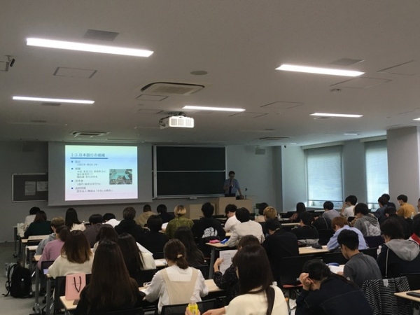 10月23日経済学科出張講座「日本銀行の業務と金融政策」講義の様子1