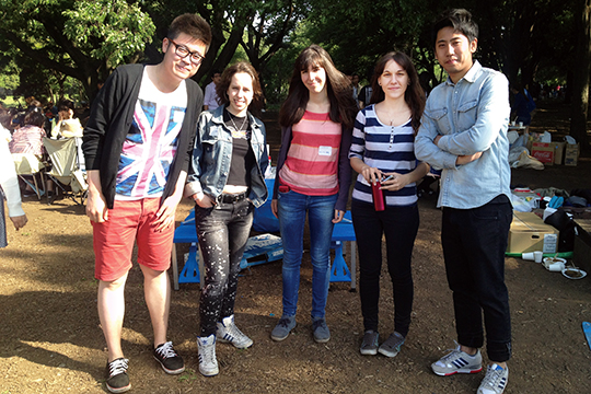 日本人学生と外国人留学生が交流