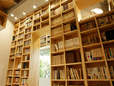 書籍約14,300冊が展示された大人の隠れ家のようなスペース