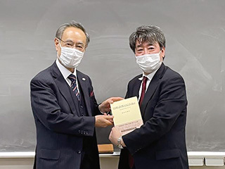 池田法学研究科長より謝辞と論文集が贈呈されました