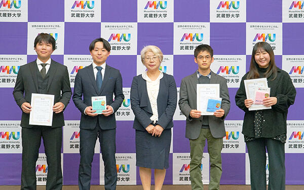 記念写真：左から小関さん、落合さん、小西学長、祝迫さん、山﨑さん